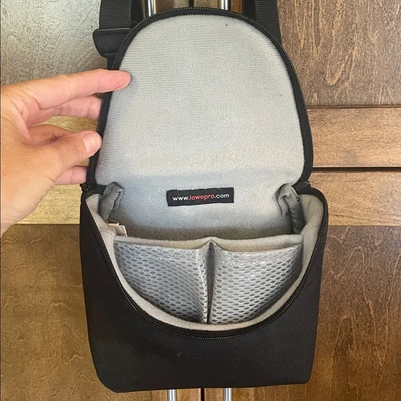 Lowepro camera case with adjustable straps. - Picture 4 of 6